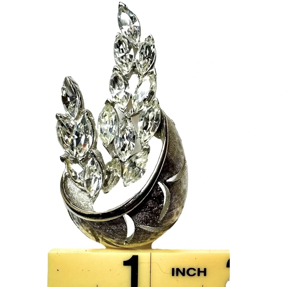 Vintage silver tone & rhinestone brooch Women’s costume jewelry | je2